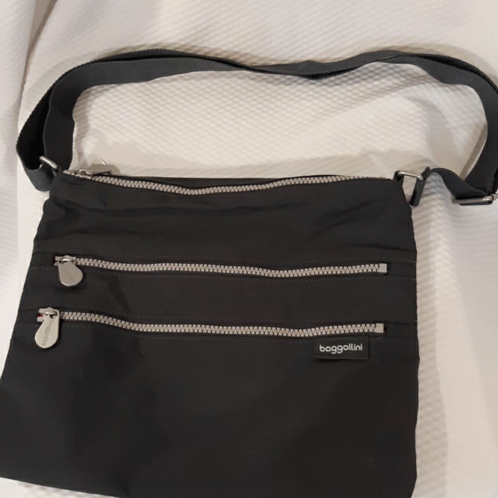 Baggallini gray medium crossbody